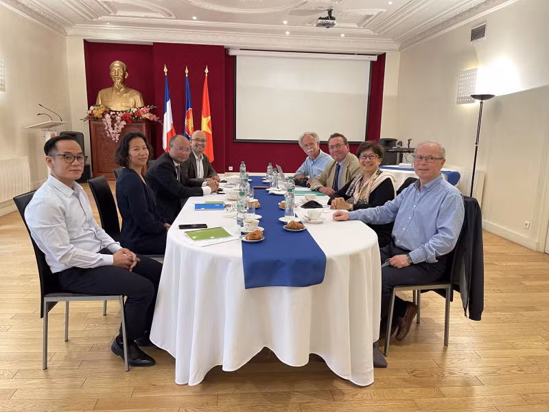 越南驻法国大使馆和法越卫生联合会代表举行座谈会。（图片来源：信息报）