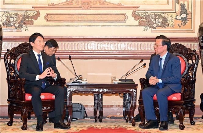 胡志明市人民委员会主席潘文买会见日本兵库县知事。（图片来源：越通社）