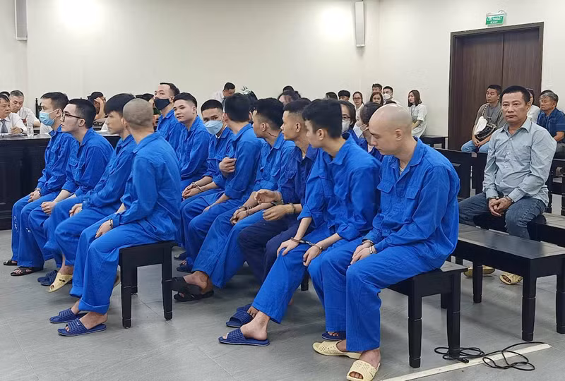 跨国洗钱团伙21名被告人出庭受审。（图片来源：dangcongsan.vn）