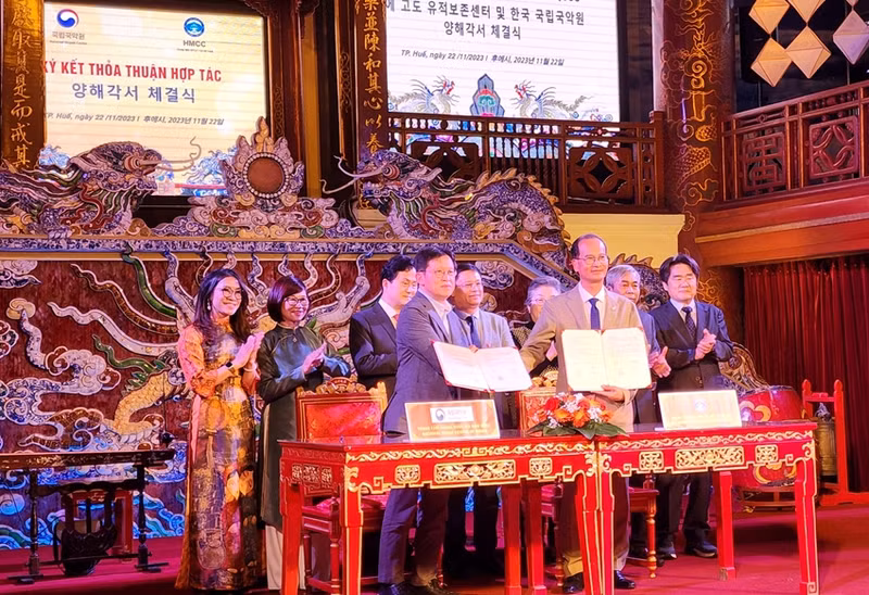 合作谅解备忘录签署仪式。（图片来源：承天顺化报）