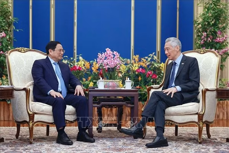 越南政府总理范明正与新加坡总理李显龙举行会谈。（图片来源：越通社）