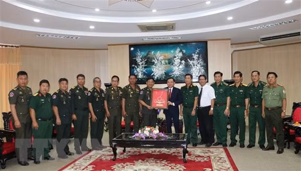 柬埔寨王家军警卫司令部代表团向薄辽省拜年。（图片来源：越通社）