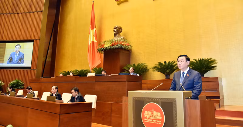 越南国会主席王廷惠在会议上发表讲话。（图片来源：人民代表报）