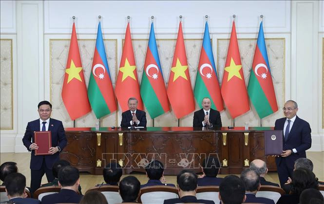 苏林总书记与阿塞拜疆总统见证越南国家工业能源集团与阿塞拜疆经济部关于石油勘探开采、石油技术服务和培训领域合作谅解备忘录换文仪式。（图片来源：越通社）