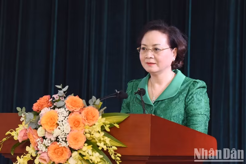 越共中央委员、中央组织部副部长、内务部部长范氏清茶在会议上发表讲话。