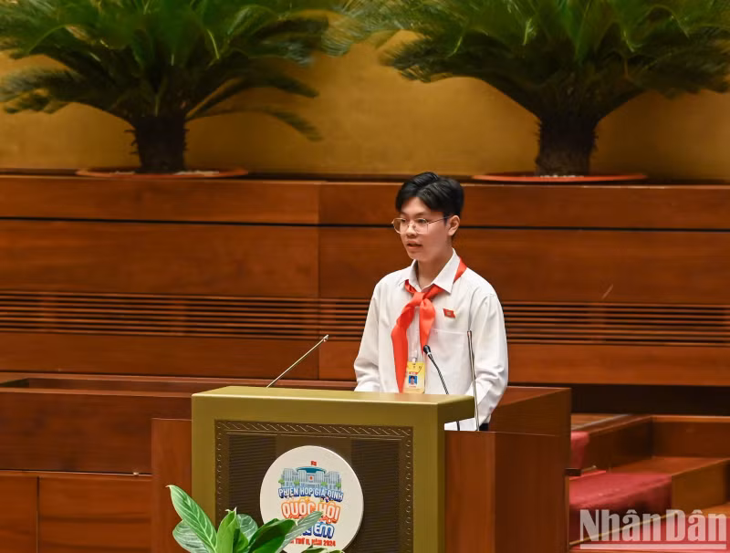 儿童模拟国会主席黎嘉荣发表讲话。