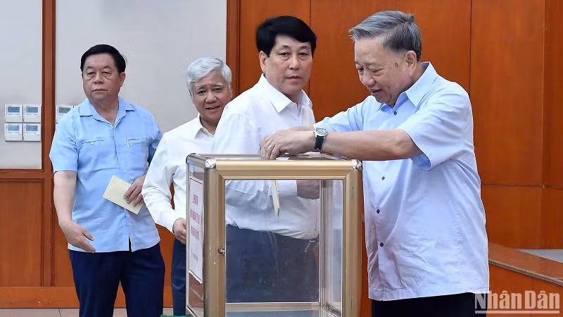 越共中央总书记、国家主席苏林出席抗洪救灾慈善捐赠活动启动仪式。