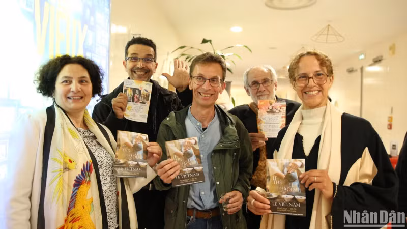 国际友人参加南特越南周。