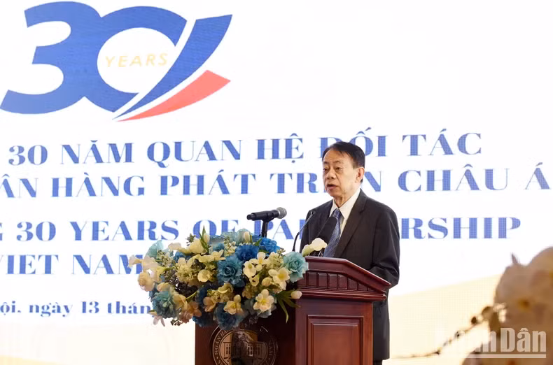 亚洲开发银行行长浅川雅嗣发表讲话。