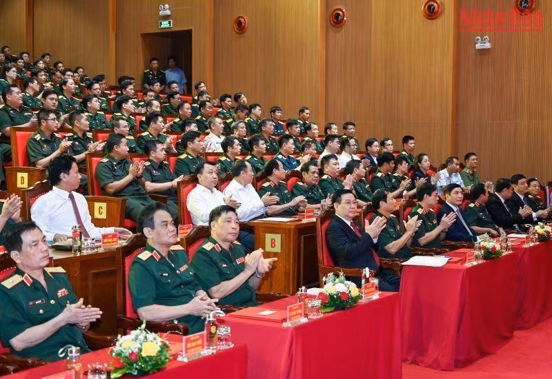 国会主席王廷惠与各位代表出席开学典礼。