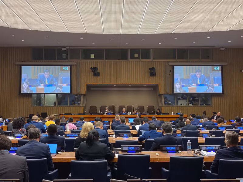 邓黄江大使在会上发言。（图片来源：国际报）