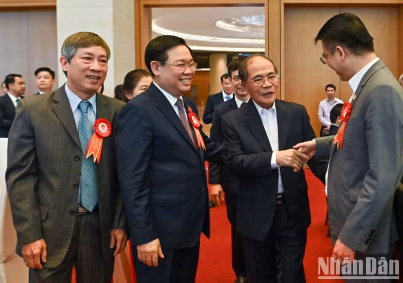 国会主席王廷惠，国会主席阮生雄和各位代表。