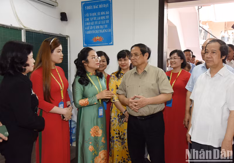 范明正总理同赫尔曼·格迈纳私立中学教师交流。