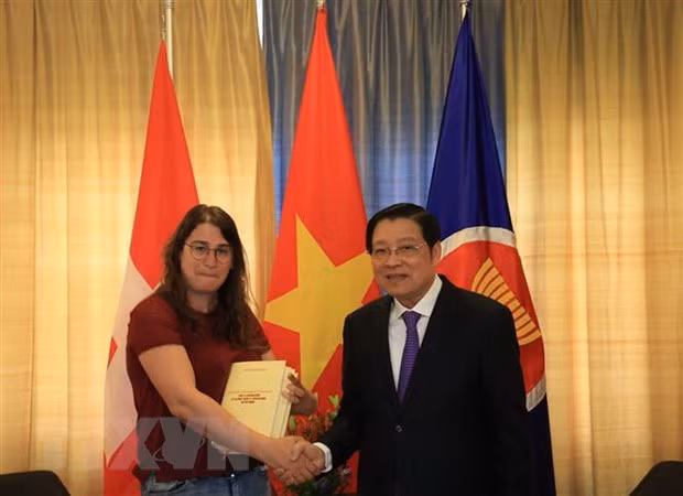 潘廷镯同志和瑞士劳动党联合主席阿曼达·洛塞特。（图片来源：越通社）