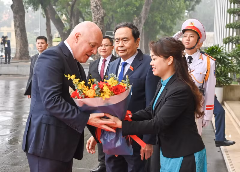 国会办公厅干部向新西兰总理克里斯托弗•卢克森赠送鲜花。