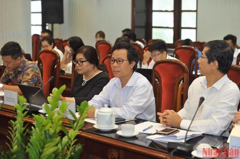 《人民周末报》部主任武梅皇出席座谈会。 《人民周末报》部主任武梅皇出席座谈会。