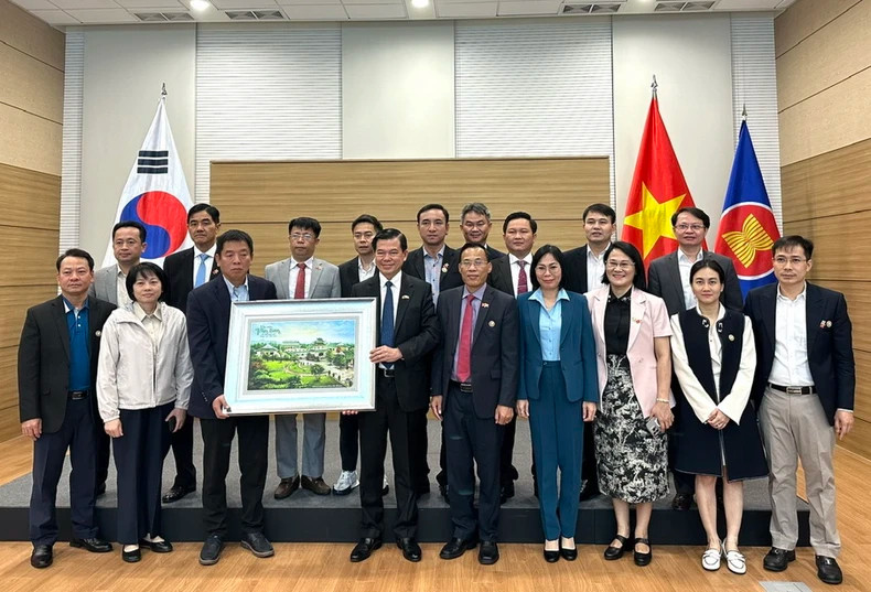 同奈省领导向越南驻韩国大使馆赠送纪念品。