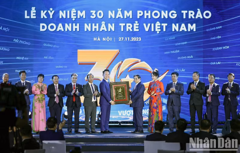 范明正总理向越南青年企业家协会赠送纪念品。
