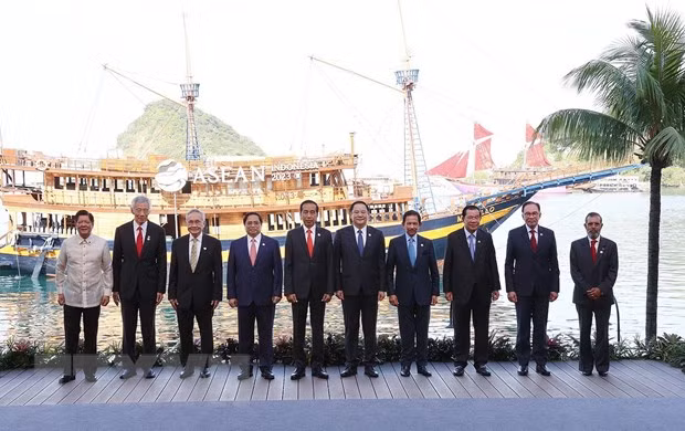 越南政府总理范明正和各位代表。（图片来源：越通社）