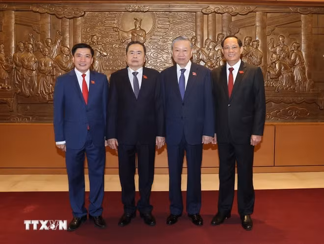 越共中央总书记、国家主席苏林和各位国会领导。