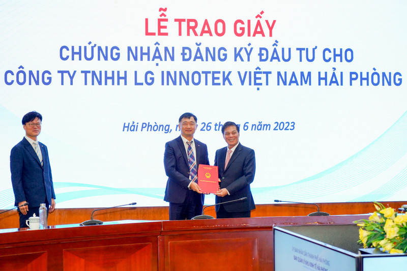 海防市领导向向韩国LG Innotek（越南）公司的项目授予变更注册资本证明。（图片来源：投资报）