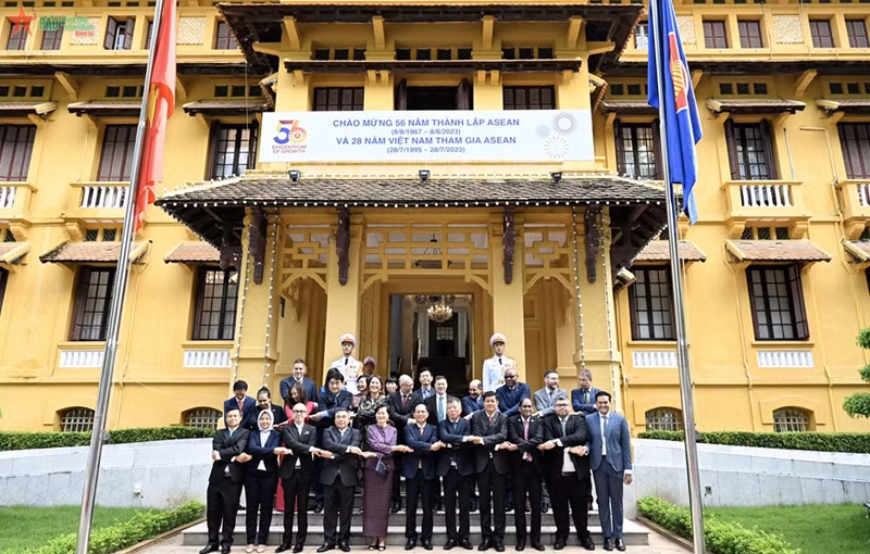 各位代表出席在河内举行的东盟成立56周年纪念仪式。（图片来源：人民军队报）