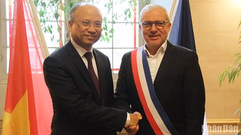 越南驻法国大使丁全胜和讷韦尔市市长德尼·蒂里罗。