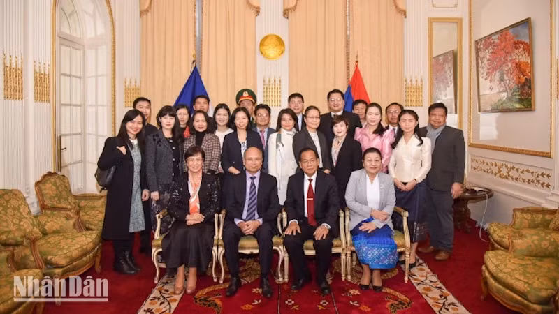 越南驻法国大使馆和代表机构代表团和老挝驻法国大使馆干部、人员合影。