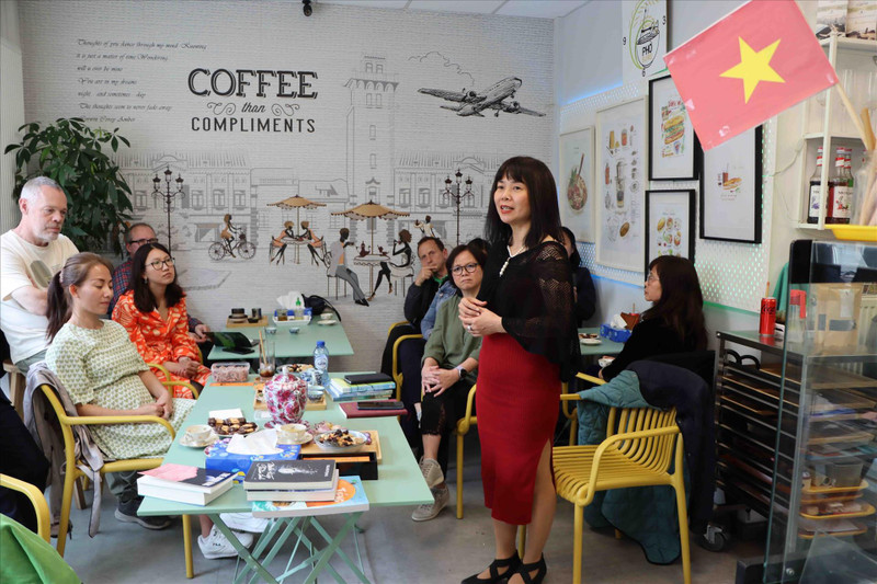 乔碧厚作家向读者介绍项目。（图片来源：越通社）