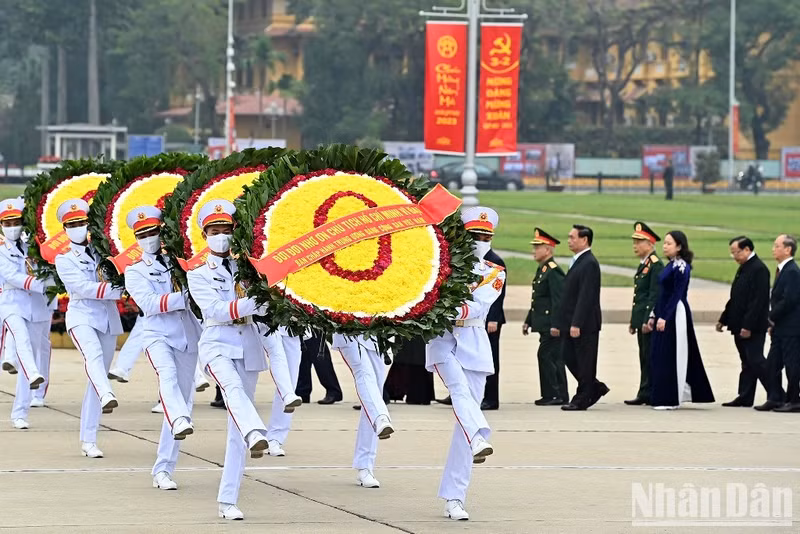 越南党和国家领导、前领导代表团的花圈飘带上写着“永远铭记伟大胡志明主席的功劳”。（登科 摄）
