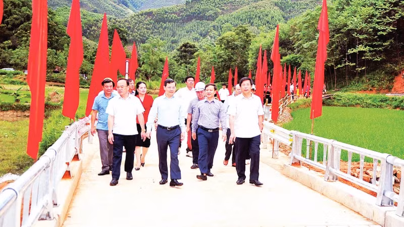 宣光市金富乡农村道路上的桥梁落成投运。