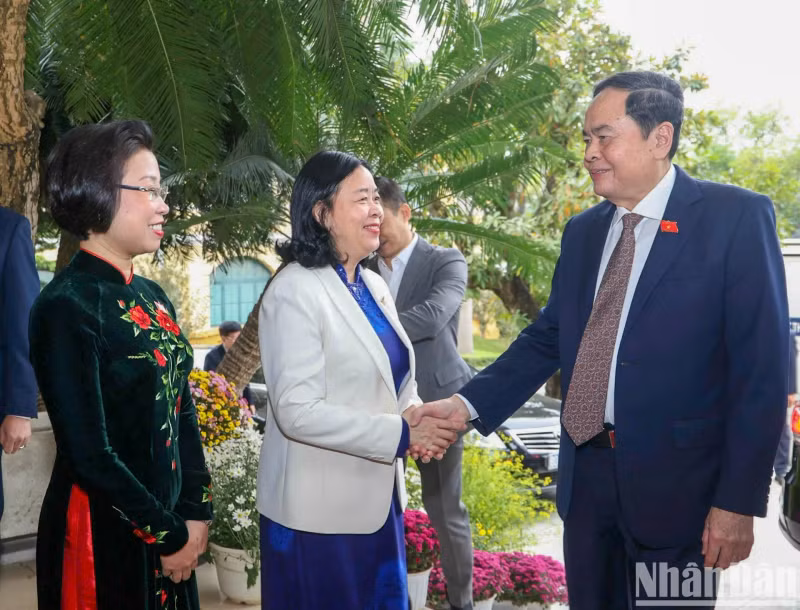 国会主席陈青敏和河内市领导人。