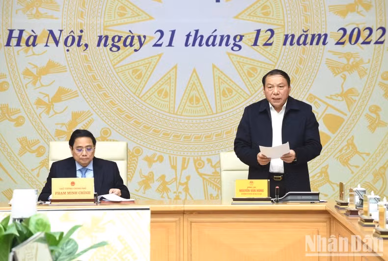 越南文化体育与旅游部部长阮文雄在会议上发言。