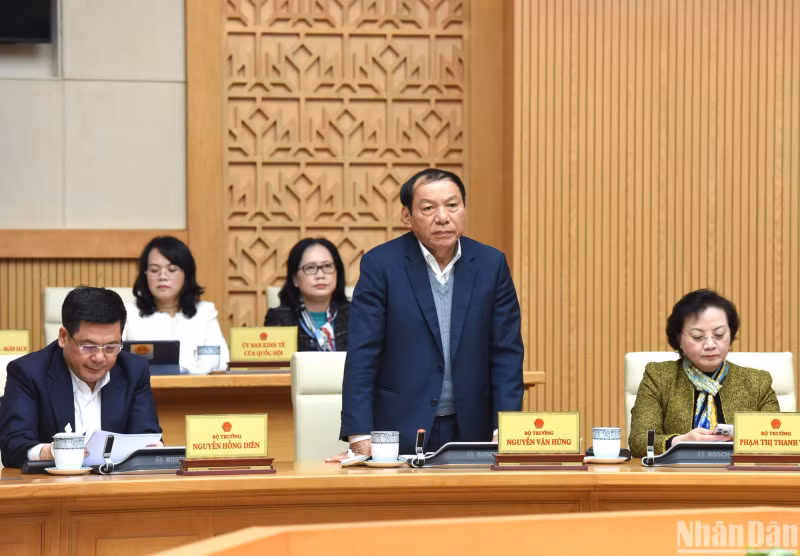 越南文化体育与旅游部部长阮文雄发表讲话。