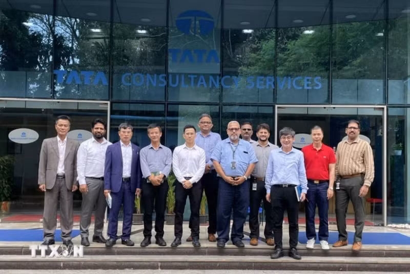 越南代表团和塔塔咨询服务代表合影。（图片来源：越通社）