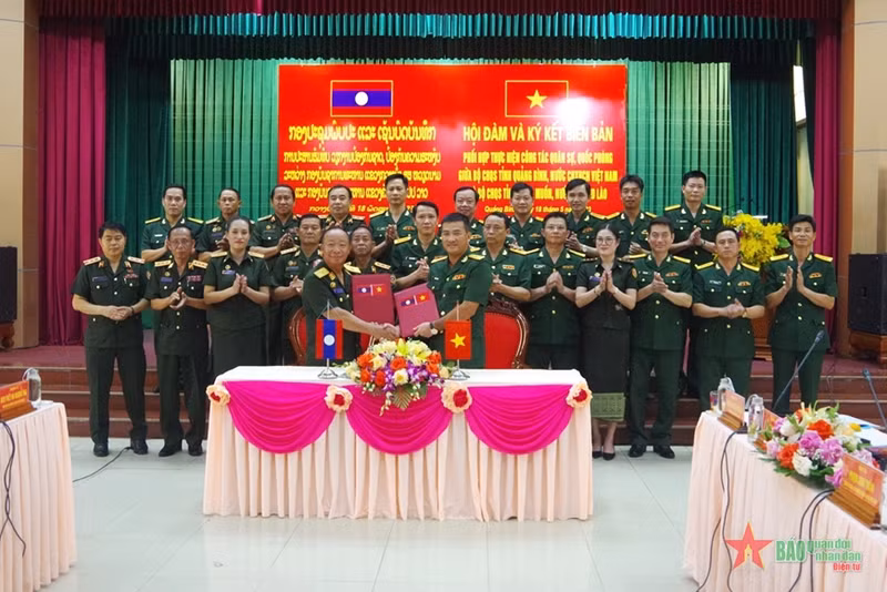 有关配合开展2023-2024年军事国防工作的合作备忘录签署仪式。（图片来源：人民军队报）