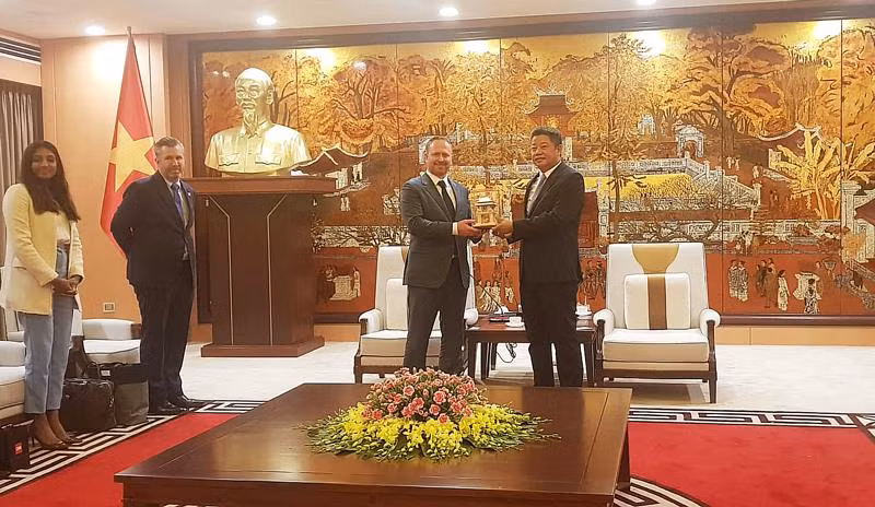 河内市人民委员会副主席阮孟权会见 高级副总裁罗伯特·布拉德利。（图片来源：新河内报）