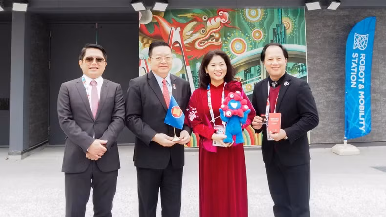 越南展览馆领导、越南驻大阪总领事和东盟秘书长在越南展览馆合影。 越南展览馆领导、越南驻大阪总领事和东盟秘书长在越南展览馆合影。