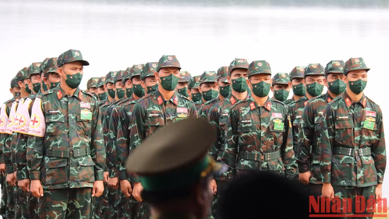 参加演习的越南人民军队战士。