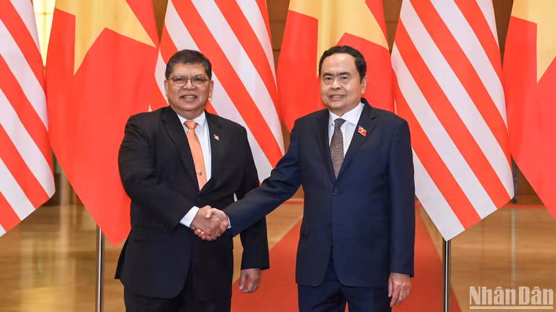 国会主席陈青敏和马来西亚国会下议院议长佐哈里·阿卜杜勒。