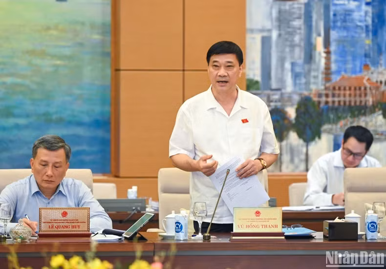 越南国会经济委员会主任武鸿青发表讲话。