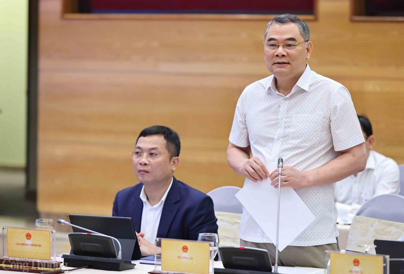 越南公安部发言人苏恩苏中将在会上发表讲话。（图片来源：congthuong.vn）