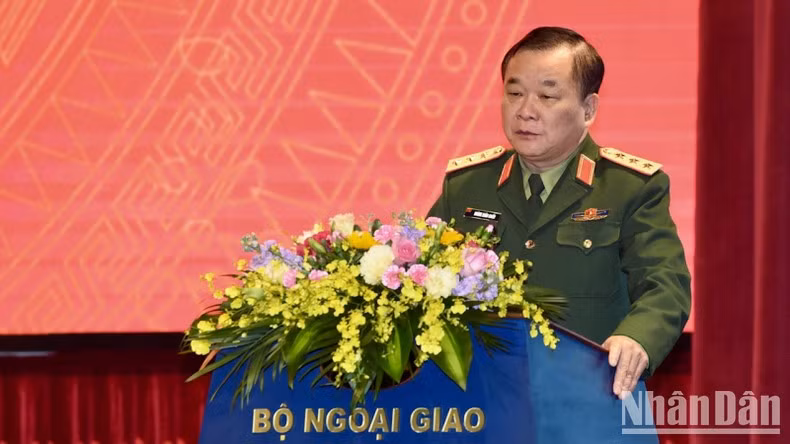 国防部副部长黄春战发言。