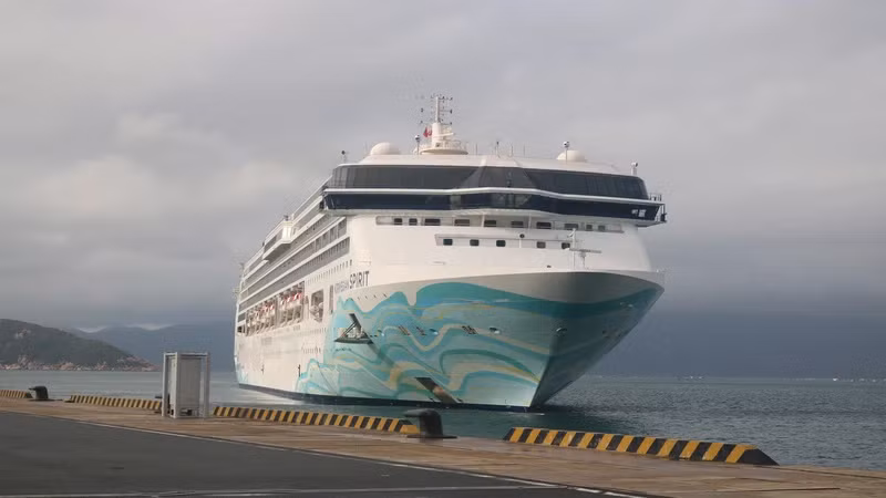 “挪威精神”号国际邮轮停靠金兰国际港。