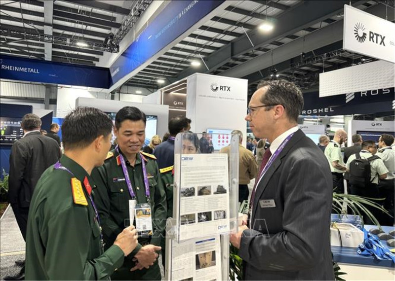 黎光线少将参观2024年加拿大国际安全与防务展览会。（图片来源：越通社