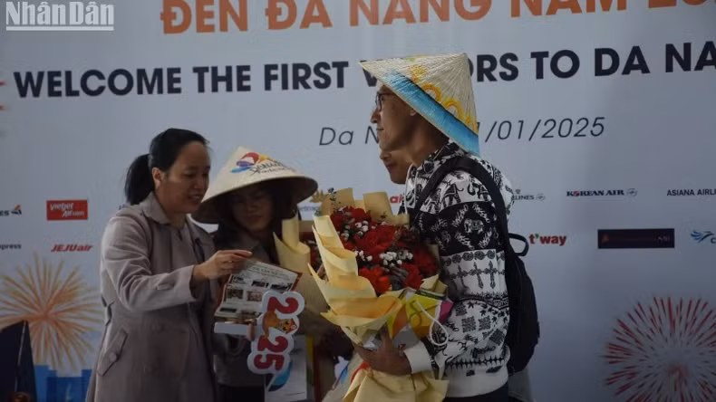 游客了解岘港美食护照和美食地图。