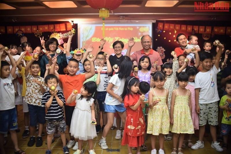 越南驻法国大使丁全胜携夫人，越南驻联合国教科文组织代表团团长黎氏红云大使和少儿们。