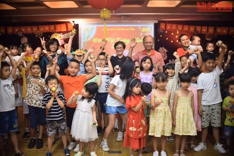 越南驻法国大使丁全胜携夫人，越南驻联合国教科文组织代表团团长黎氏红云大使和少儿们。