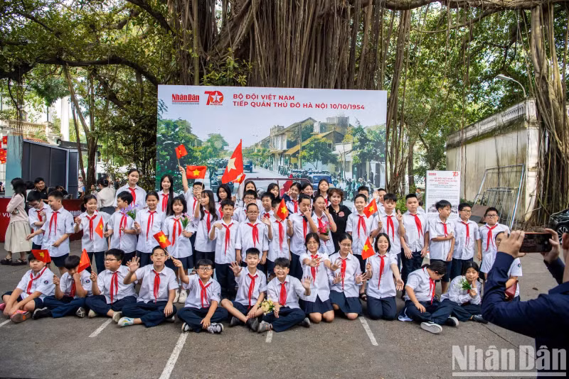 学生们在《人民报》社总部拍纪念照。