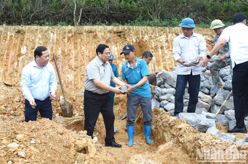 范明正总理参与为平省沱北县贫困家庭的房屋动工兴建仪式。